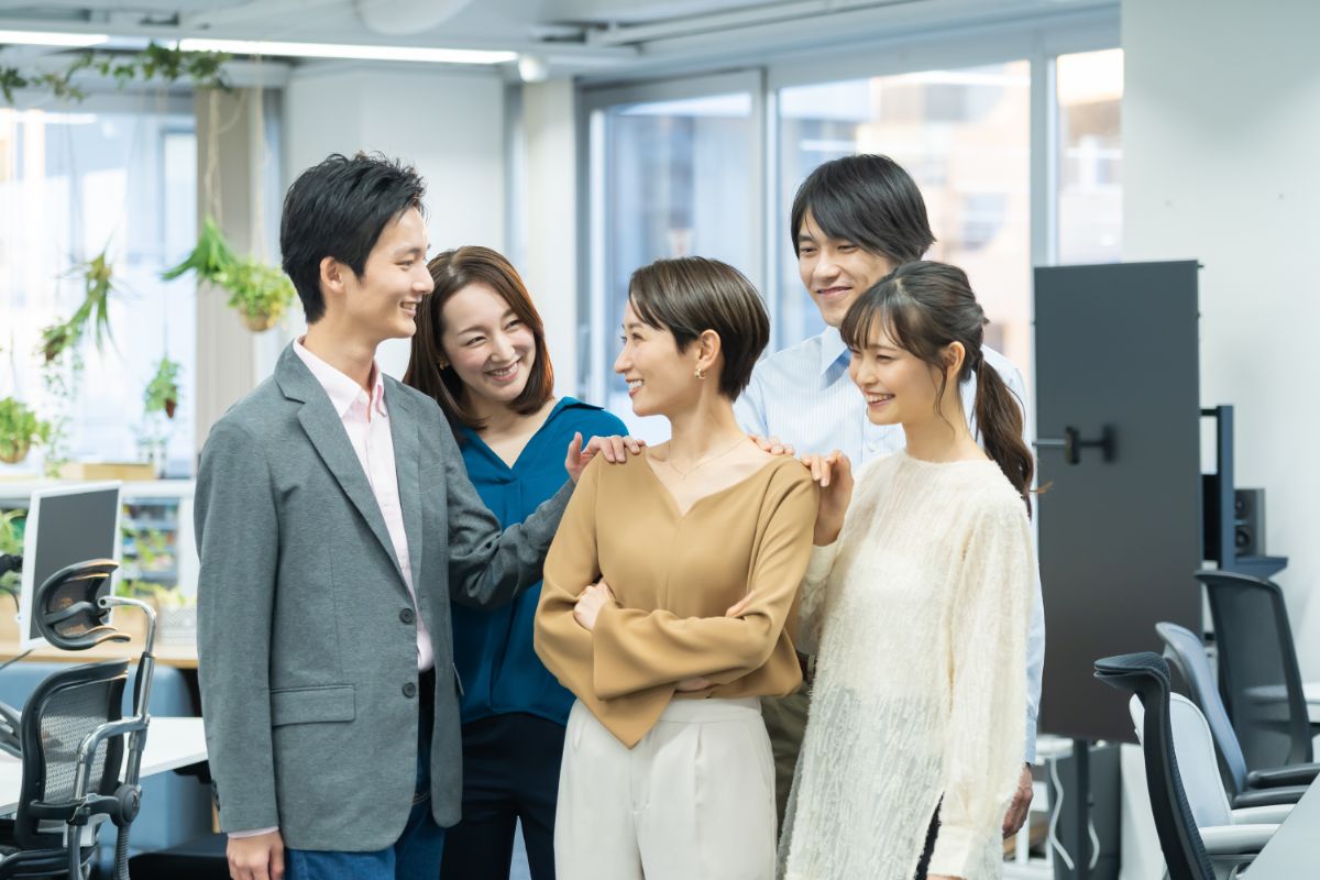 社員が集まって会話をする様子